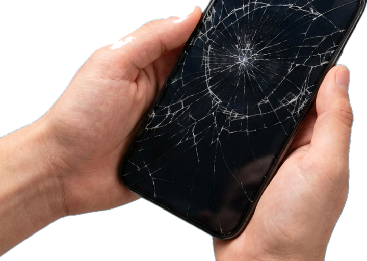 Manos sosteniendo un celular con la pantalla quebrada